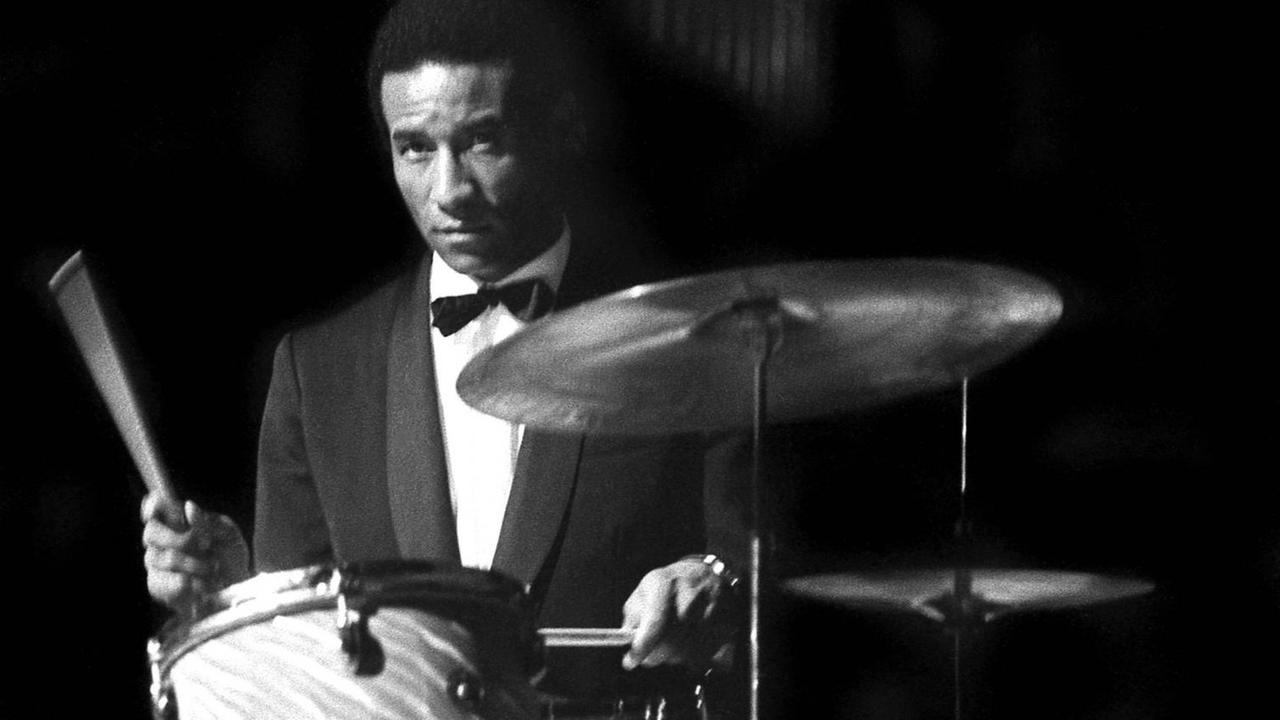 Der US-Jazzmusiker Max Roach spielt 1966 bei einem Konzert in der Nähe von Paris Schlagzeug. Der US-Jazzmusiker Max Roach spielt 1966 bei einem Konzert in der Nähe von Paris Schlagzeug.