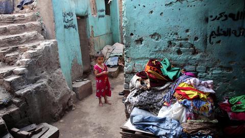 Ein ägyptisches Mädchen vor ihrem Haus im Slum nahe der Nile City Towers im Viertel Ramlet Bulaq in Kairo
