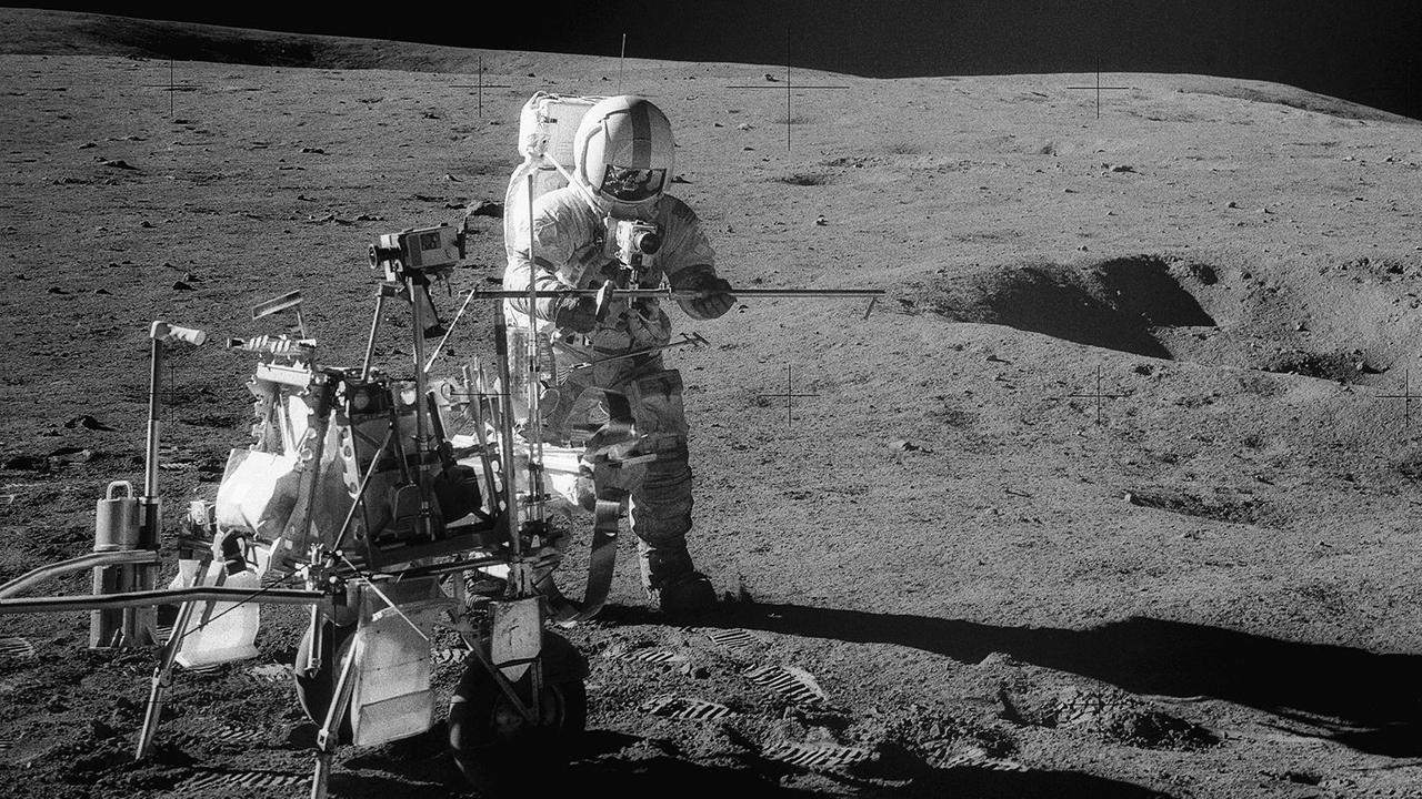 Alan Shepard und der Instrumentenwagen auf dem Mond Alan Shepard und der Instrumentenwagen auf dem Mond
