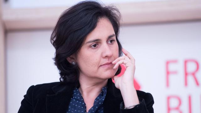 Die Autorin Kamila Shamsie schaut nachdenklich während einer Diskussion auf der Frankfurter Buchmesse