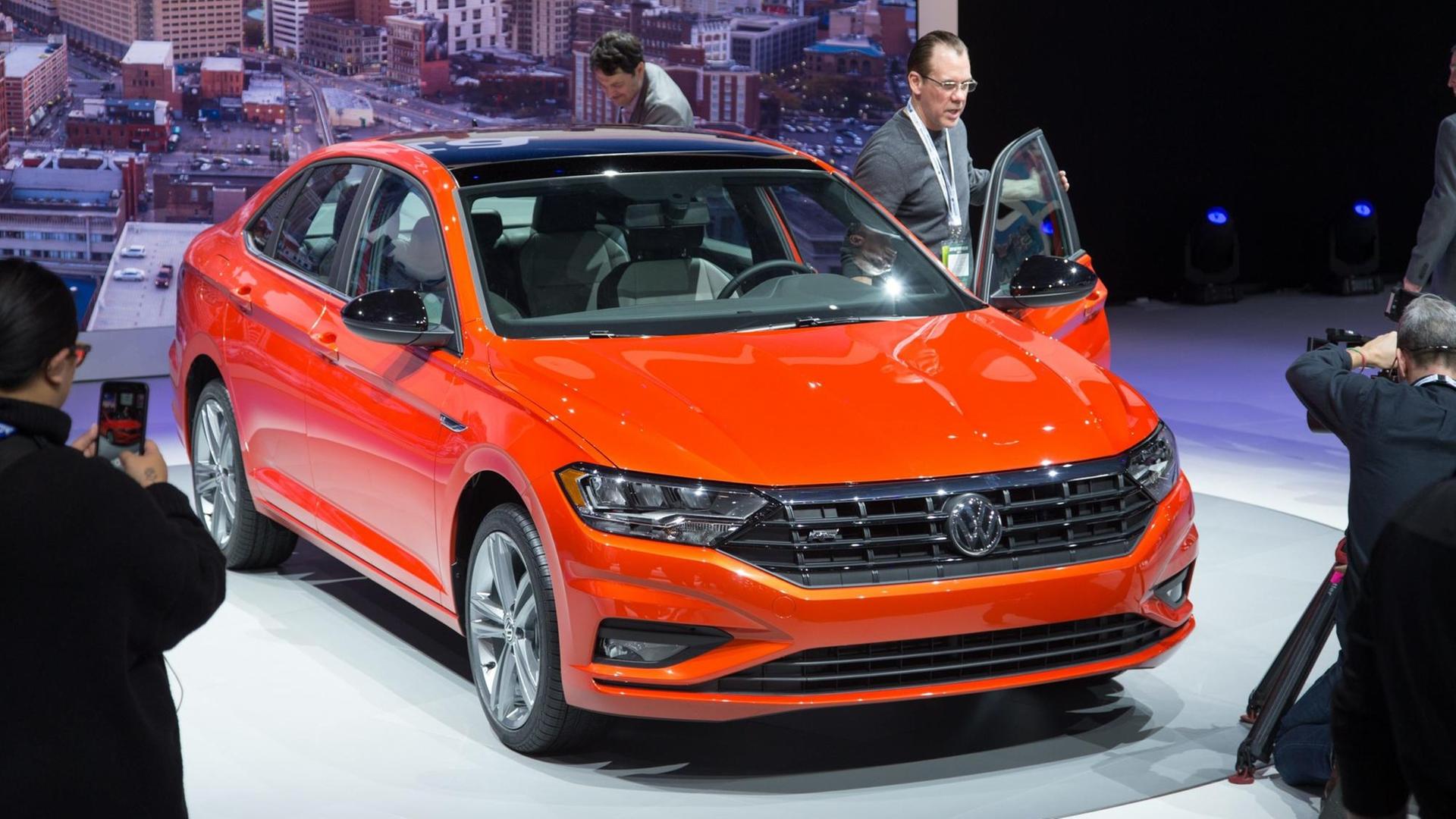 Ein Volkswagen vom Modell Jetta R-Line steht am 15.01.2018 auf der North American International Autoshow (NAIAS) auf dem Messestand des deutschen Autobauers Volkswagen im US-amerikanischen Detroit (USA). | Verwendung weltweit Ein Volkswagen vom Modell Jetta R-Line steht am 15.01.2018 auf der North American International Autoshow (NAIAS) auf dem Messestand des deutschen Autobauers Volkswagen im US-amerikanischen Detroit (USA). | Verwendung weltweit