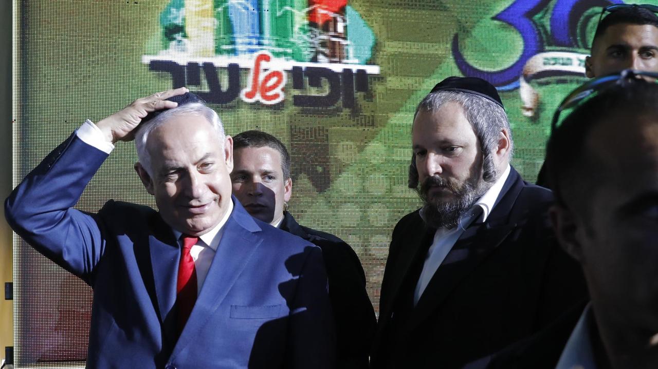 Der israelische Ministerpräsident Netanjanu (L) und Meir Rubinstein, Bürgermeister von Beitar Illit, einer Siedlung im Westjordanland, bei der Grundsteinlegungs-Zeremonie für ein neues Viertel der Siedlung, welche die größte in der Westbank südlich von Jerusalem ist. Der israelische Ministerpräsident Netanjanu (L) und Meir Rubinstein, Bürgermeister von Beitar Illit, einer Siedlung im Westjordanland, bei der Grundsteinlegungs-Zeremonie für ein neues Viertel der Siedlung, welche die größte in der Westbank südlich von Jerusalem ist.