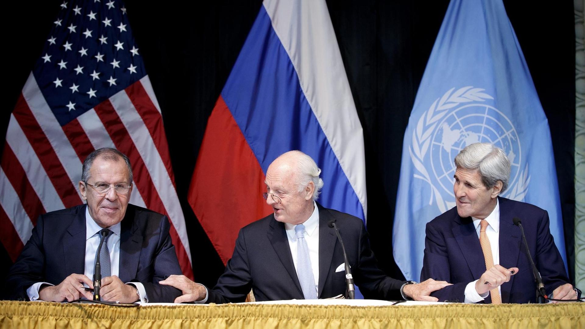 Der russische Außenminister Sergej, Lawrow, der UNO-Sondergesandte für Syrien, Staffan de Mistura und US-Außenminister John Kerry während einer Pressekonferenz nach der internationalen Syrien-Konferenz in Wien. Der russische Außenminister Sergej, Lawrow, der UNO-Sondergesandte für Syrien, Staffan de Mistura und US-Außenminister John Kerry während einer Pressekonferenz nach der internationalen Syrien-Konferenz in Wien.