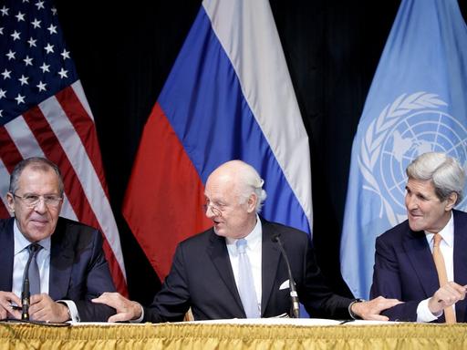 Der russische Außenminister Sergej, Lawrow, der UNO-Sondergesandte für Syrien, Staffan de Mistura und US-Außenminister John Kerry während einer Pressekonferenz nach der internationalen Syrien-Konferenz in Wien.