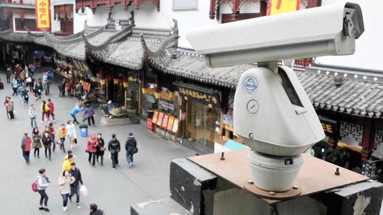 Eine Überwachungskamera filmt Menschen, die den Yu-Garten in Shanghai besuchen. Eine Überwachungskamera filmt Menschen, die den Yu-Garten in Shanghai besuchen.
