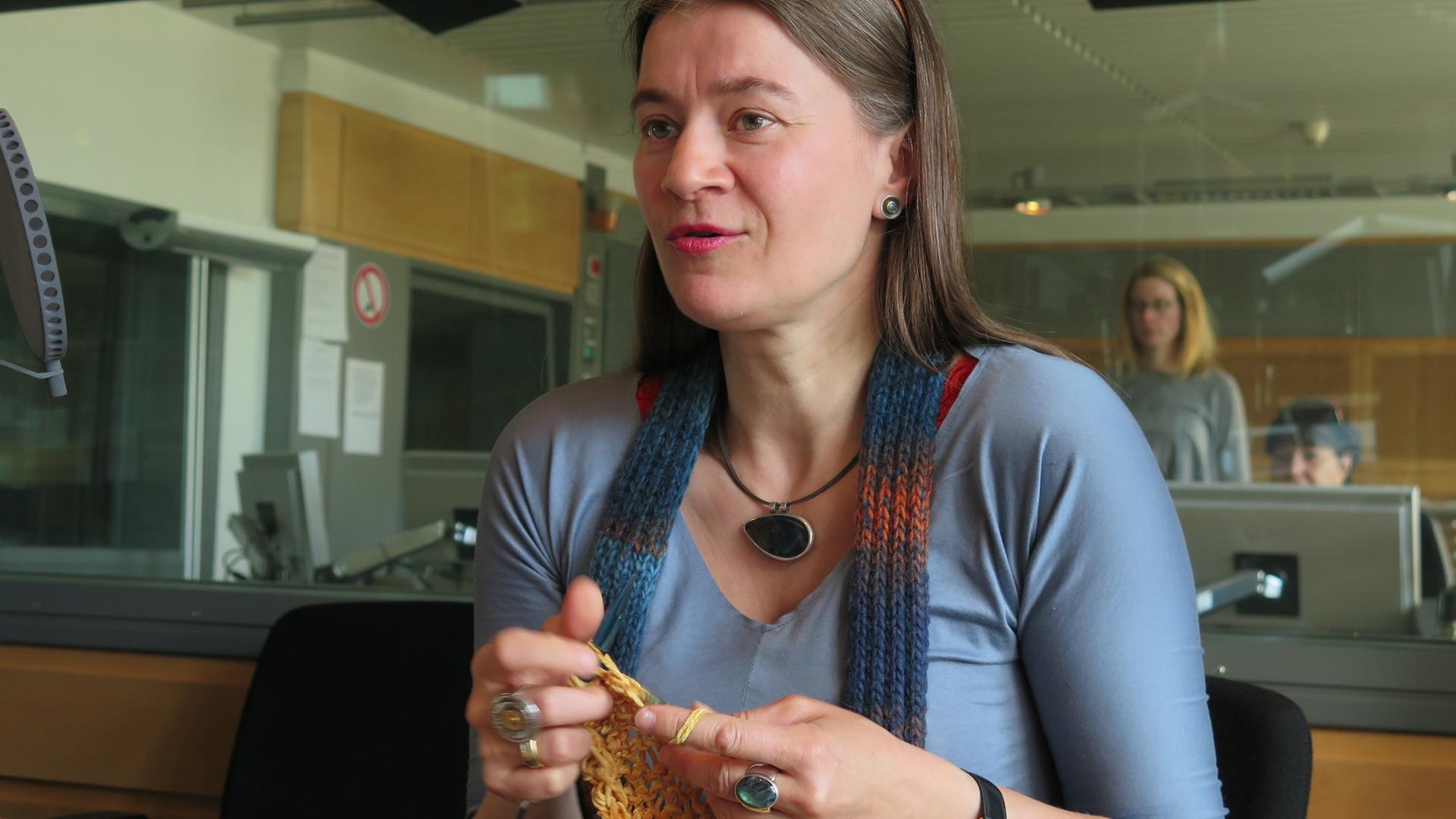 Netzaktivistin und Guerillastrickerin Anke Domscheit-Berg im Studio von Deutschlandradio Kultur. Netzaktivistin und Guerillastrickerin Anke Domscheit-Berg im Studio von Deutschlandradio Kultur.