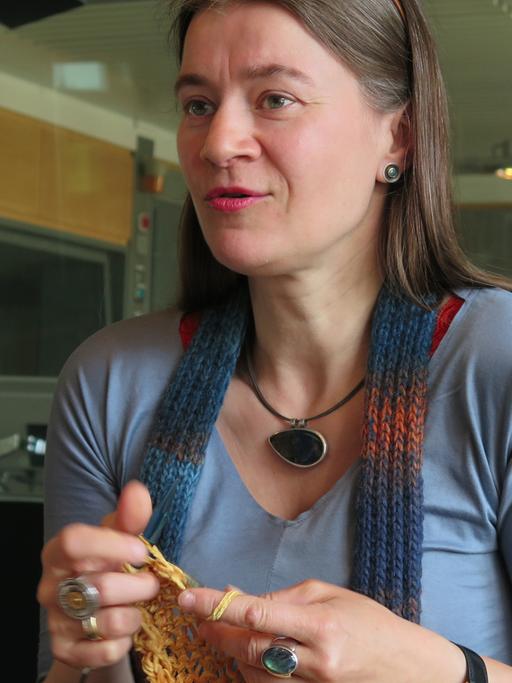 Netzaktivistin und Guerillastrickerin Anke Domscheit-Berg im Studio von Deutschlandradio Kultur.