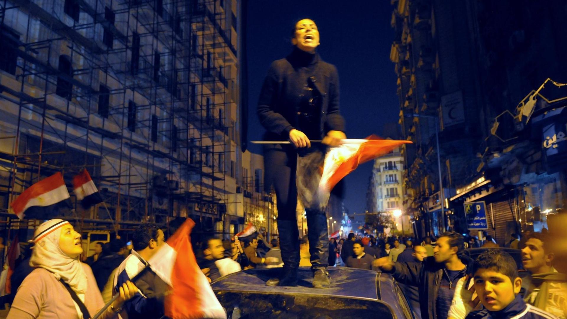 Nach riesigen Protesten auf dem Tahir-Platz in Kairo musste Ägyptens Präsident Mubarak am 11. Februar 2011 zurücktreten. Nach riesigen Protesten auf dem Tahir-Platz in Kairo musste Ägyptens Präsident Mubarak am 11. Februar 2011 zurücktreten.