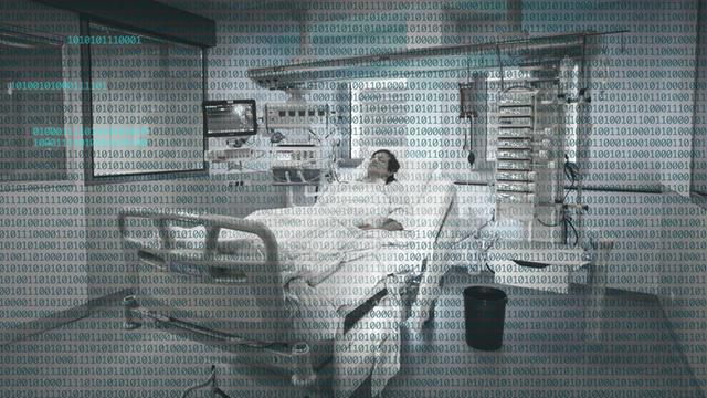 Ein Patient liegt an verschiedene medizinische Geräte angeschlossen in einem Krankenhausbett. Über das gesamte Bild sind binäre Codes gelegt.