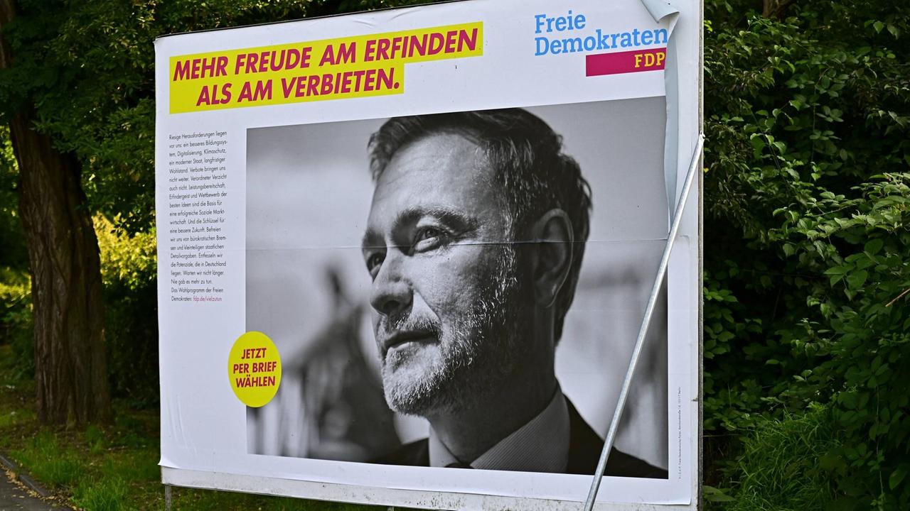 „Mehr Freude am Erfinden als am Verbieten“ steht auf dem Wahlplakt der FDP welches außerdem Christian Lindner zeigt. „Mehr Freude am Erfinden als am Verbieten“ steht auf dem Wahlplakt der FDP welches außerdem Christian Lindner zeigt.