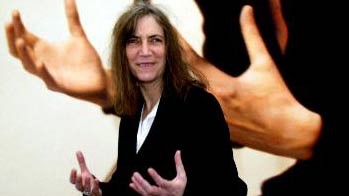 Patti Smith, amerikanische Rocklegende, vor einem Gemälde des Schweizer Fotorealisten Franz Gertsch Patti Smith, amerikanische Rocklegende, vor einem Gemälde des Schweizer Fotorealisten Franz Gertsch