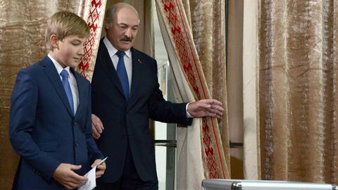 Weißrusslands Präsident Alexander Lukaschenko mit seinem Sohn Alexander.