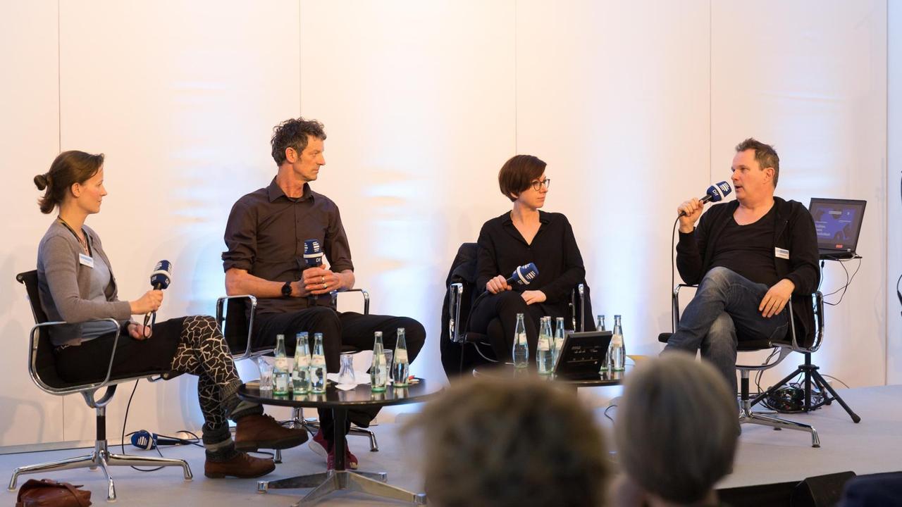 Kölner Kongress 2019, "Fake Feature(s) – Über Storytelling und Realität", Person(en) vlnr: Tina Klopp (DLF), Mareike Maage, Daniel Sponsel, Tom Schimmeck, Foto: Hajo Drees, 16.3.2019 Kölner Kongress 2019, "Fake Feature(s) – Über Storytelling und Realität", Person(en) vlnr: Tina Klopp (DLF), Mareike Maage, Daniel Sponsel, Tom Schimmeck, Foto: Hajo Drees, 16.3.2019