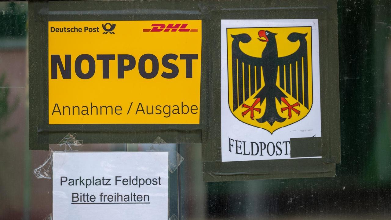 Eine Feldpoststelle, die aufgrund der Flutkatastrophe eingerichtet worden ist. Viele Häuser des Ortes im Ahrtal sind von der Flutkatastrophe stark beschädigt worden. Eine Feldpoststelle, die aufgrund der Flutkatastrophe eingerichtet worden ist. Viele Häuser des Ortes im Ahrtal sind von der Flutkatastrophe stark beschädigt worden.