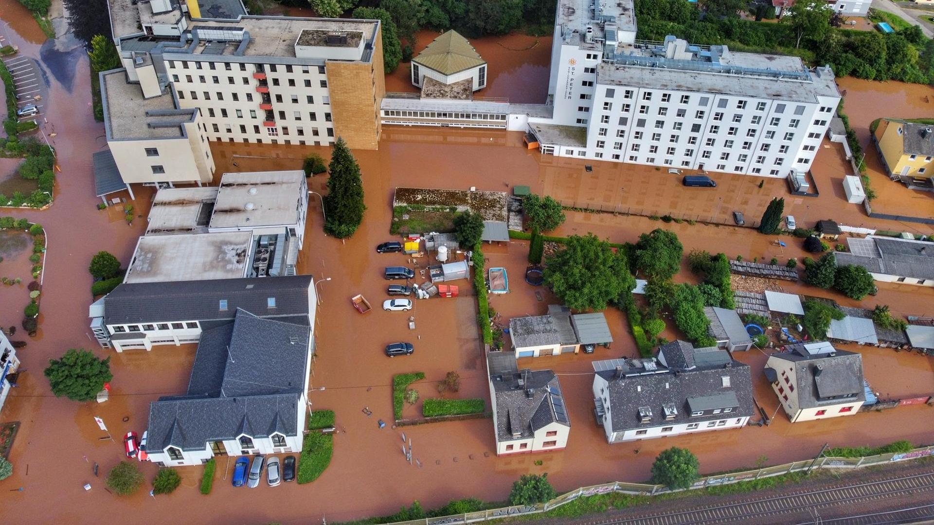 Das Klinikum Mutterhaus Ehrang steht unter Wasser und wurde komplett notevakuiert. Das Klinikum Mutterhaus Ehrang steht unter Wasser und wurde komplett notevakuiert.