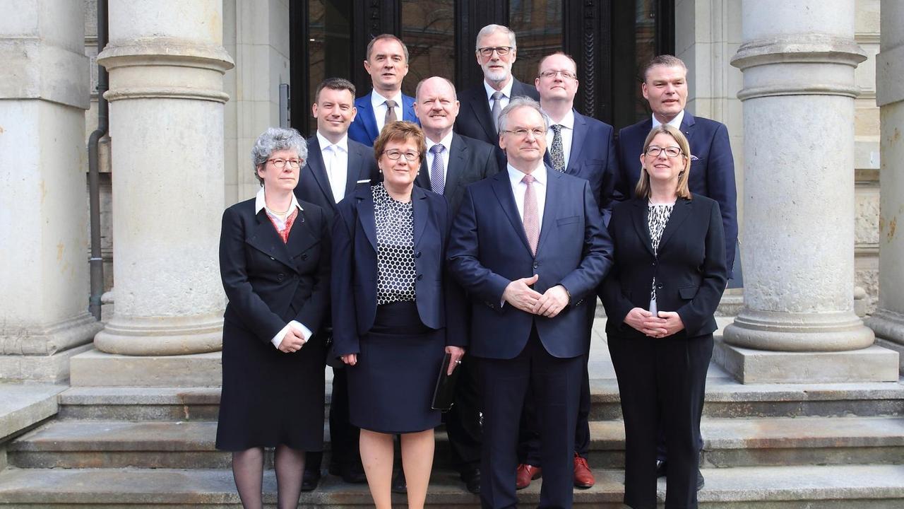 Die neue Landesregierung von Sachsen-Anhalt vor der Staatskanzlei in Magdeburg am 25.04.2016. Die neue Landesregierung von Sachsen-Anhalt vor der Staatskanzlei in Magdeburg am 25.04.2016.