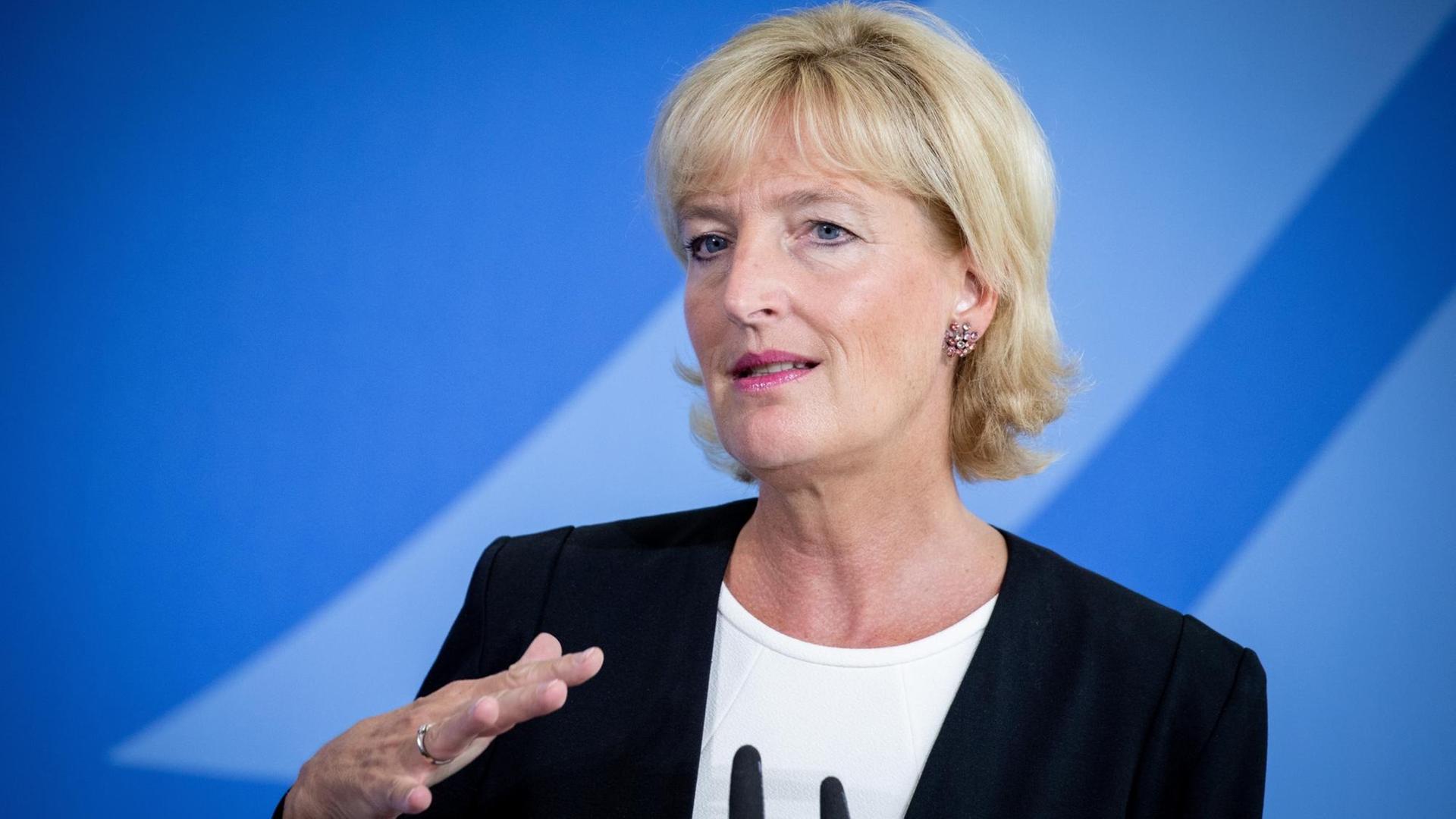 Christiane Woopen spricht bei einer Pressekonferenz Christiane Woopen spricht bei einer Pressekonferenz