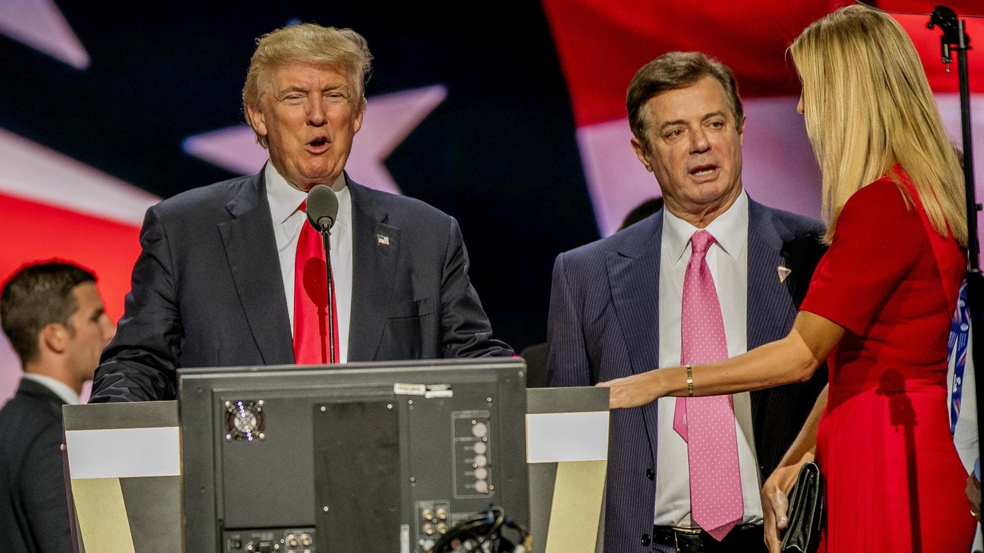 US-Präsident Donald Trump steht an einem Rednerpult, neben ihm steht sein ehemaliger Wahlkampfmanager Paul Manafort (Datum: 21. Juli 2016)