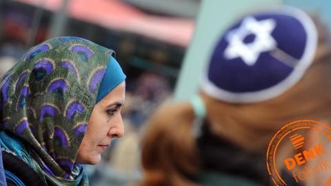 Eine Muslimin mit Kopftuch und eine junge Frau mit Kippa nehmen gemeinsam an einer Demonstration teil. Der Kippa-Spaziergang, zu dem im Internet aufgerufen worden war, sollte ein Zeichen gegen Antisemitismus setzen und fand auch anlässlich des bevorstehenden jüdischen Festes Rosch ha-Schana (jüdischer Neujahrstag) statt.