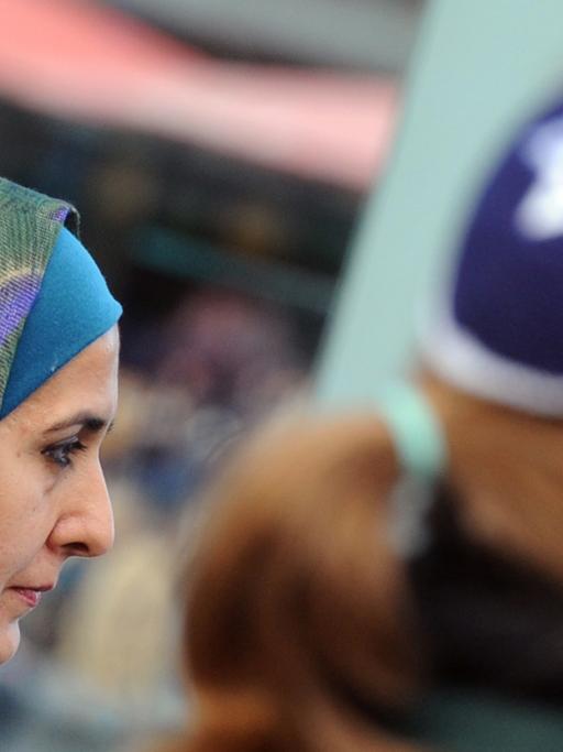 Eine Muslimin mit Kopftuch und eine junge Frau mit Kippa nehmen gemeinsam an einer Demonstration teil. Der Kippa-Spaziergang, zu dem im Internet aufgerufen worden war, sollte ein Zeichen gegen Antisemitismus setzen und fand auch anlässlich des bevorstehenden jüdischen Festes Rosch ha-Schana (jüdischer Neujahrstag) statt.