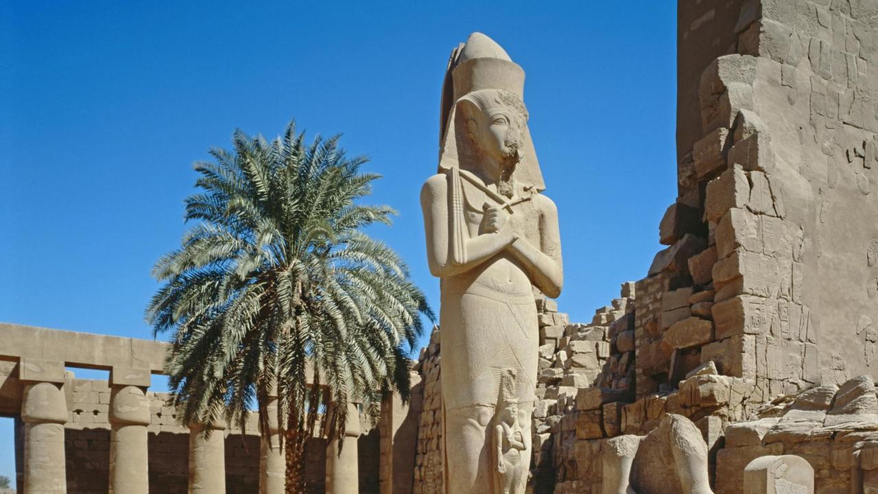 Ägypten -Karnak. Karnak-Tempel. Die Kolossalfigur von Ramses II. und seiner Tochter Merit-Amun (Große königliche Gemahlin). Aufnahme von 2008.
