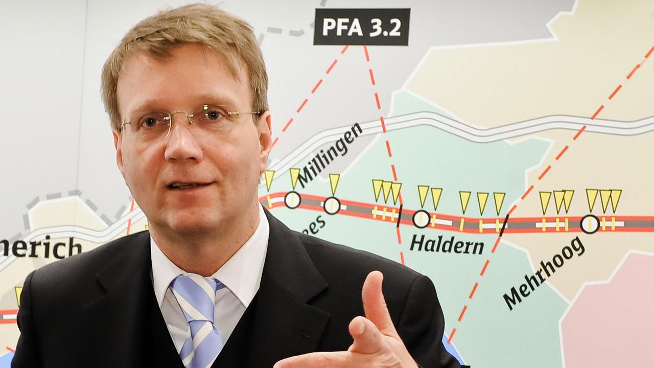 Ronald Pofalla steht im Emmericher Bahnhof vor einer Fahrplantafel. Ronald Pofalla steht im Emmericher Bahnhof vor einer Fahrplantafel.