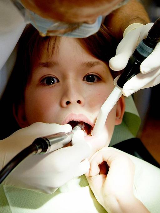 Die Zahnarztbesuche in der Kindheit können zu bleibenden Erinnerungen werden und spätere Angst und Trauma in Bezug auf die Zahnbehandlung auslösen.