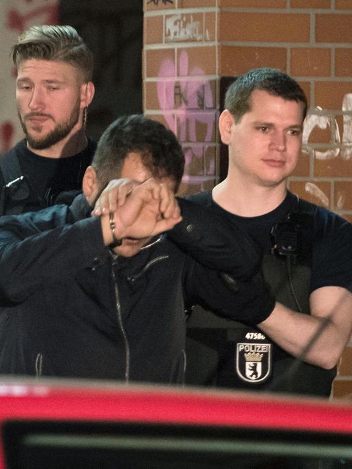 Polizisten führen bei einem Einsatz 2016 eine Person in Handschellen aus einem Haus in Berlin im Bezirk Neukölln im Rahmen eines Großeinsatzes gegen eine mutmaßlich kriminelle arabische Großfamilie.