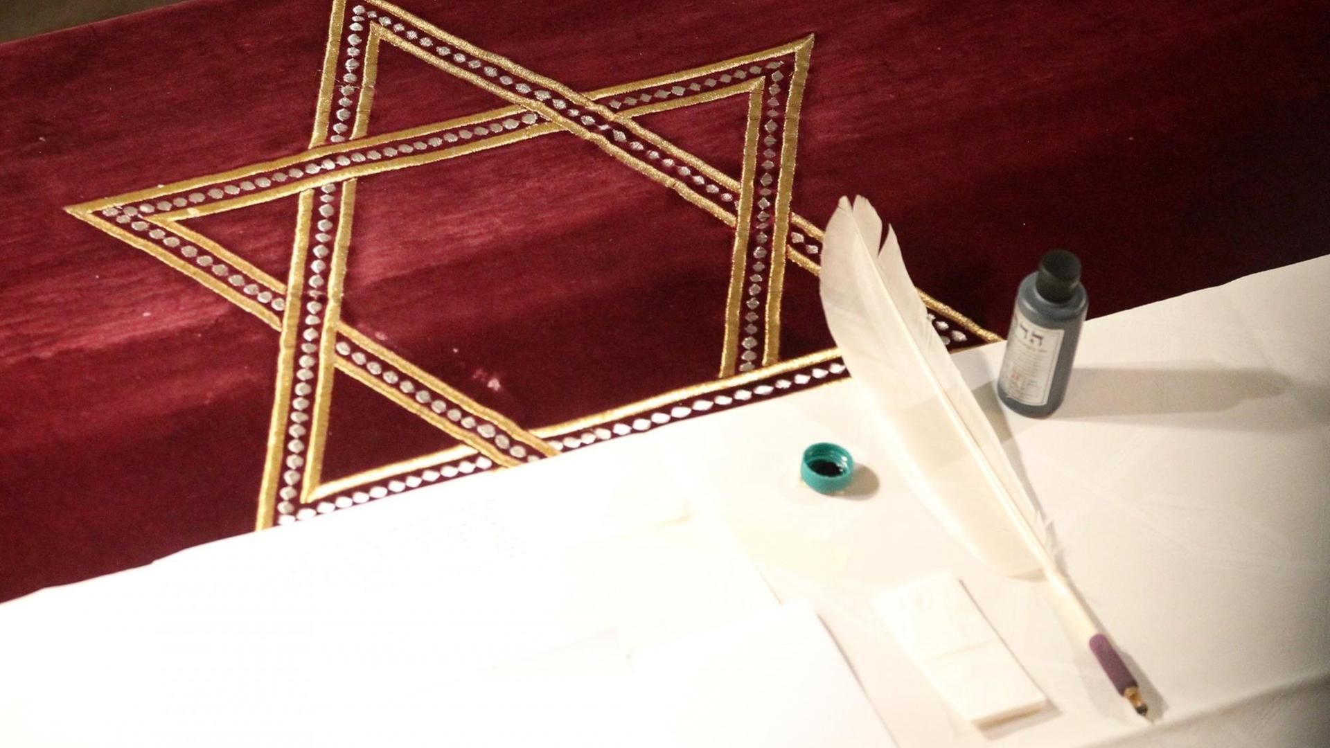 Erfurt - Schenkung einer Tora-Rolle 23.10.2019 , Erfurt, Neue Synagoge, die EKM und das Bistum Erfurt schenken der Jüdischen Landesgemeinde eine neue von Hand geschriebene Tora-Rolle, in einer selten stattfindenden Zeremonie wird der erste Buchstabe in der Erfurter Synagoge feierlich auf Pergament geschrieben im Bild: die Tinte und die Feder liegen bereit, um die Tora zu schreiben *** Erfurt Donation of a Torah Roll 23 10 2019 , Erfurt, New Synagogue, the EKM and the Diocese of Erfurt donate a new hand-written Torah Roll to the Jewish Community of Erfurt, in a rare ceremony the first letter in the Erfurt Synagogue is solemnly written on parchment in the picture the ink and pen are ready to write the Torah Erfurt - Schenkung einer Tora-Rolle 23.10.2019 , Erfurt, Neue Synagoge, die EKM und das Bistum Erfurt schenken der Jüdischen Landesgemeinde eine neue von Hand geschriebene Tora-Rolle, in einer selten stattfindenden Zeremonie wird der erste Buchstabe in der Erfurter Synagoge feierlich auf Pergament geschrieben im Bild: die Tinte und die Feder liegen bereit, um die Tora zu schreiben *** Erfurt Donation of a Torah Roll 23 10 2019 , Erfurt, New Synagogue, the EKM and the Diocese of Erfurt donate a new hand-written Torah Roll to the Jewish Community of Erfurt, in a rare ceremony the first letter in the Erfurt Synagogue is solemnly written on parchment in the picture the ink and pen are ready to write the Torah