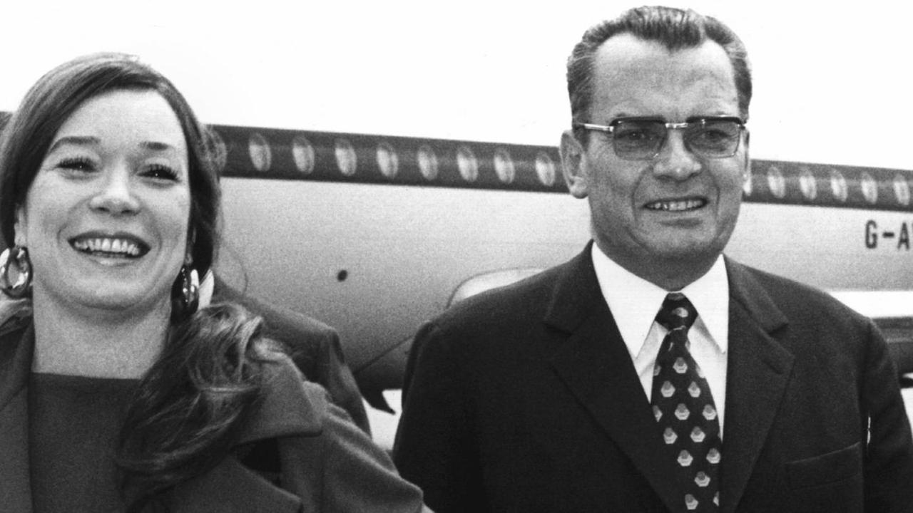 Schauspielerin Shirley MacLaine mit Berlinale-Direktor Alfred Bauer am 3. Juli 1971 nach ihrer Landung auf dem Flughafen Tempelhof Schauspielerin Shirley MacLaine mit Berlinale-Direktor Alfred Bauer am 3. Juli 1971 nach ihrer Landung auf dem Flughafen Tempelhof