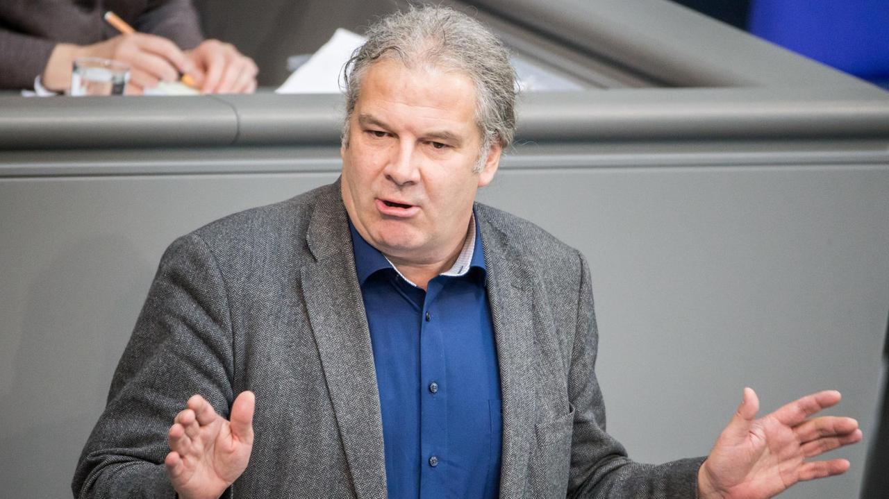Andrej Hunko (Die Linke) spricht im Bundestag in Berlin