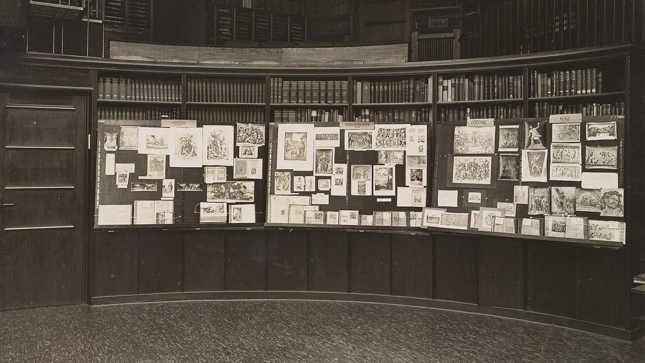 Der Mnemosyne Atlas im Lesesaal der Kunstwissenschaftlichen Bibliothek Warburg. Der Mnemosyne Atlas im Lesesaal der Kunstwissenschaftlichen Bibliothek Warburg.
