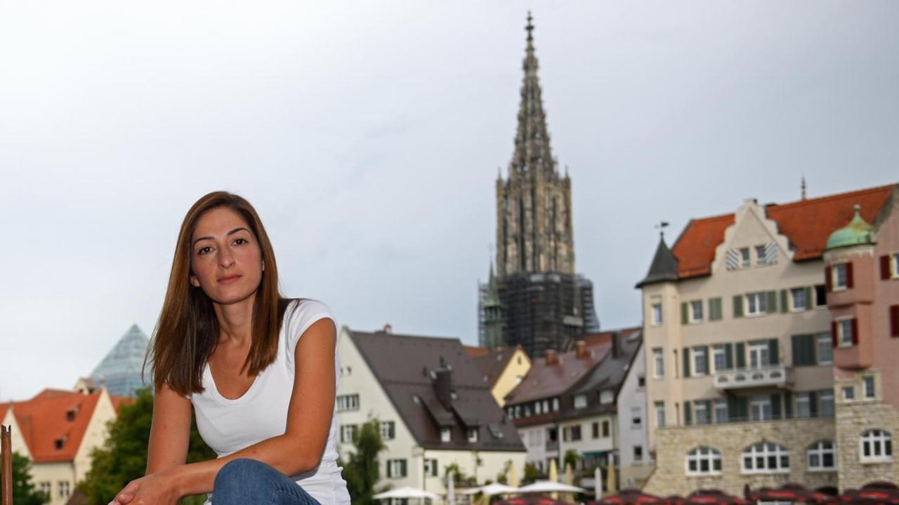 Mesale Tolu sitzt auf einem Geländer vor der Ulmer Altstadt. Mesale Tolu sitzt auf einem Geländer vor der Ulmer Altstadt.