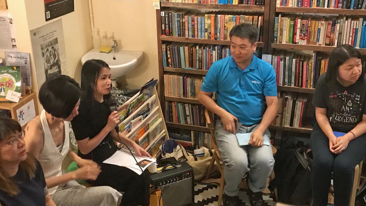 Die Schriftstellerin Tammy Ho spricht während ihrer Lesung in einer Hongkonger Buchhandlung in ein Mikrofon .