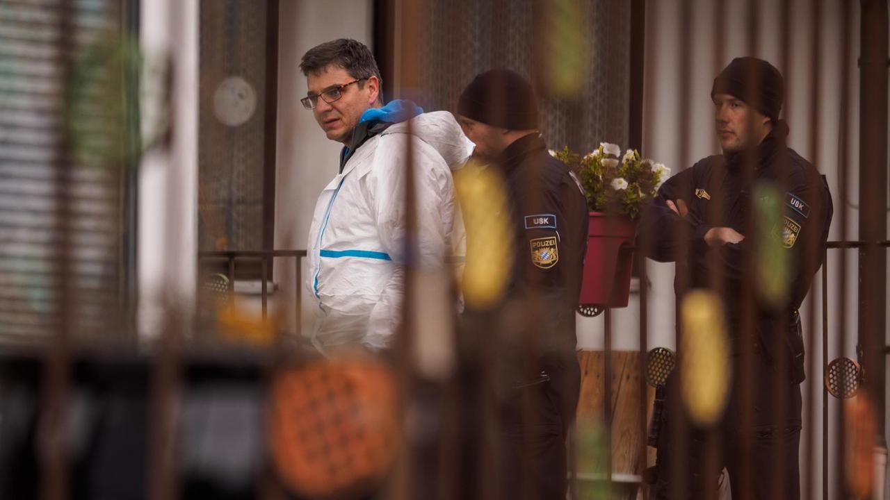 Beamte der Spurensicherung und des Unterstützungskommandos in Georgensgmünd in Franken. Beamte der Spurensicherung und des Unterstützungskommandos in Georgensgmünd in Franken.