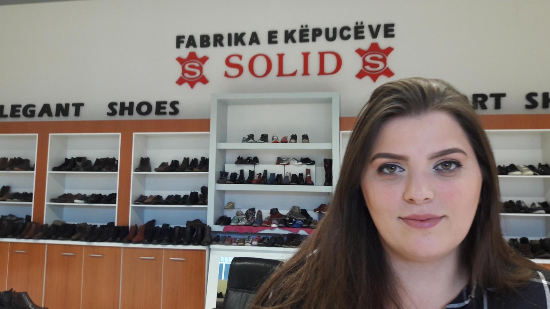 Gresa Kuqi, Juniorchefin von "Solid Shoes", steht in ihrem Schuhgeschäft in Suhareka. Ihre Familie führt die erste private Schuhfabrik im Kosovo. Gresa Kuqi, Juniorchefin von "Solid Shoes", steht in ihrem Schuhgeschäft in Suhareka. Ihre Familie führt die erste private Schuhfabrik im Kosovo.