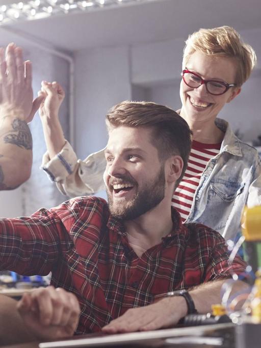 Designer feiern ihre Programmierung.