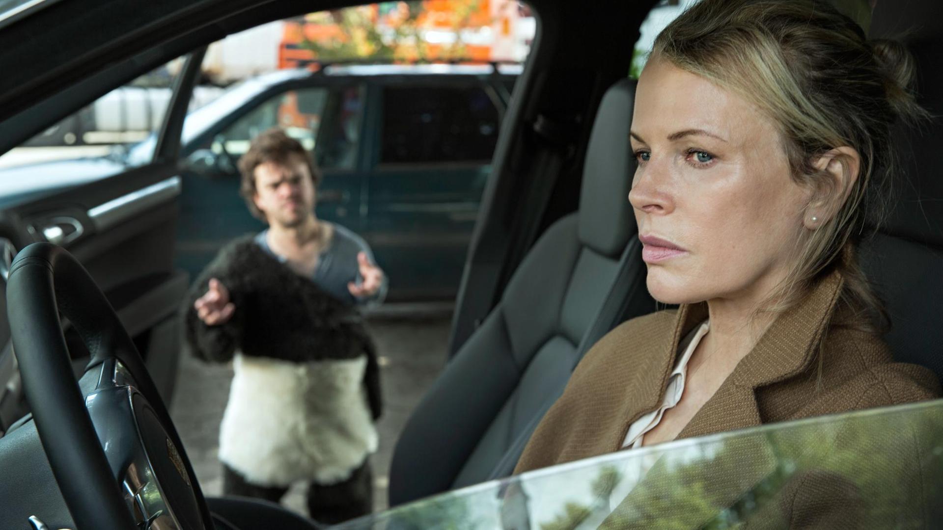 Christian "Petit" (Jordan Prentice) und Maria (Kim Basinger) - eine Szene des Films "Um jeden Preis". Christian "Petit" (Jordan Prentice) und Maria (Kim Basinger) - eine Szene des Films "Um jeden Preis".