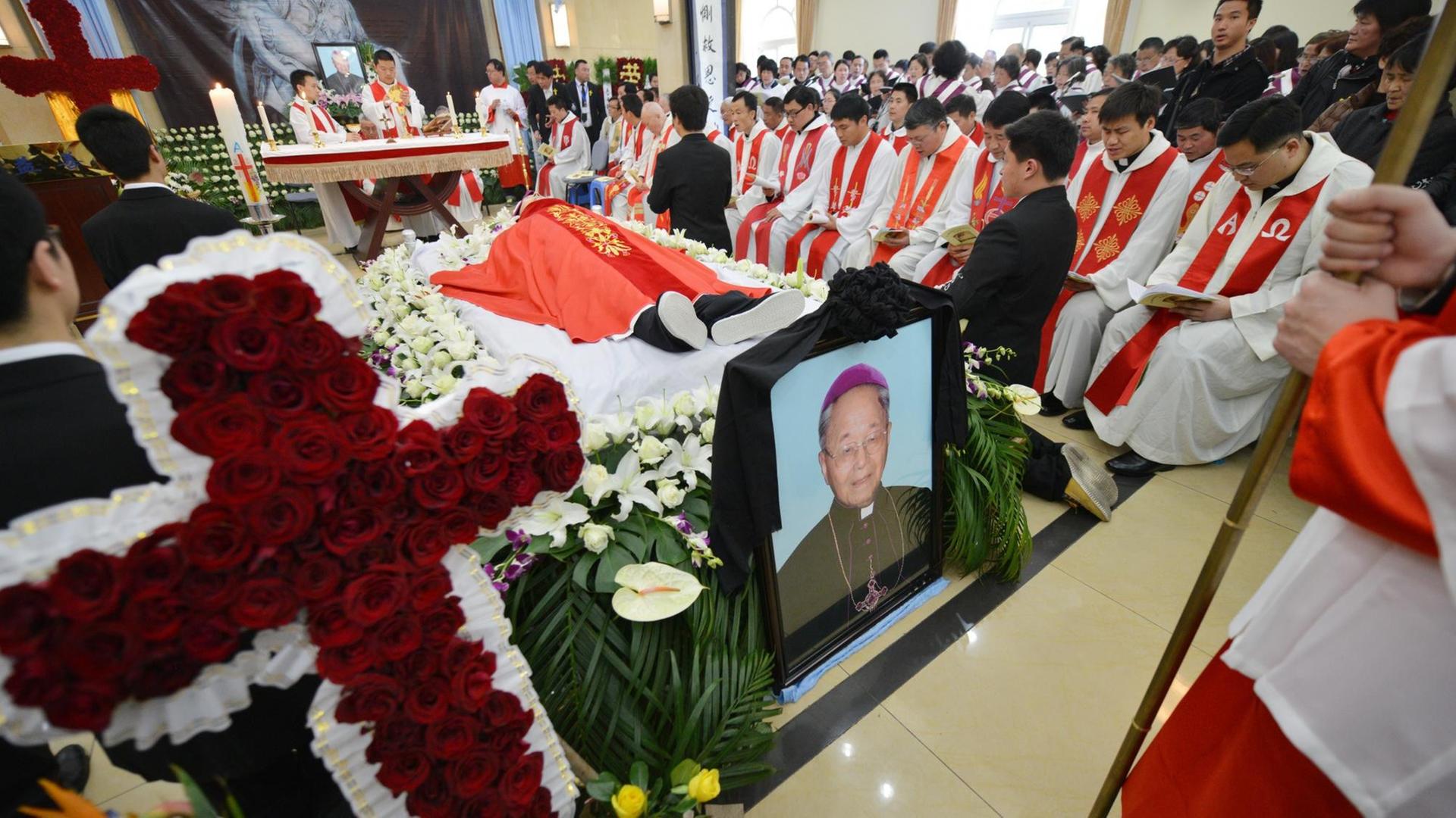 Begräbnisgottesdienst des ehemaligen Kopfs der katholischen Untergrundkirche in Shanghai, Bischof Joseph Fan Zhongliang am 22. März 2014