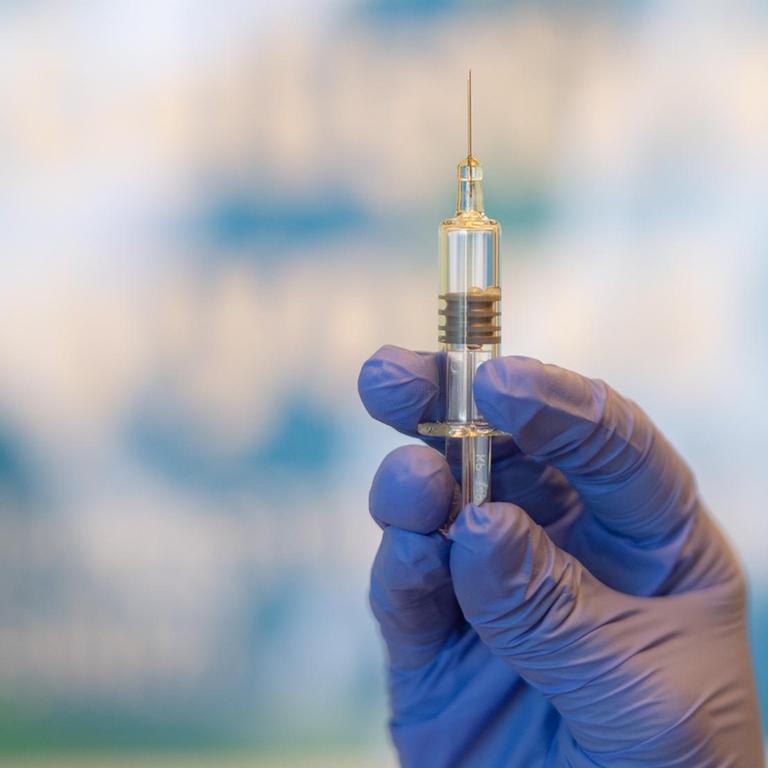 Impfstoff des Unternehmens Sinovac Biotech. Das Mittel wird zurzeit in der 3. Phase getestet.
