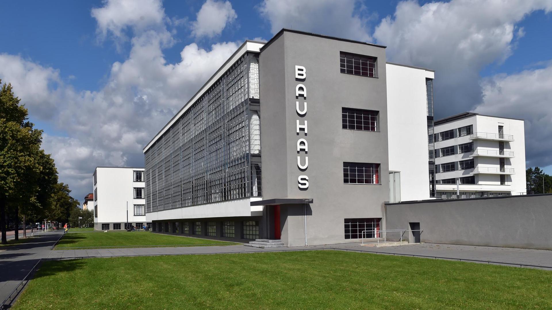 Blick auf das historische Bauhaus-Ensemble in Dessau (Sachsen-Anhalt), aufgenommen am 07.09.2015. Blick auf das historische Bauhaus-Ensemble in Dessau (Sachsen-Anhalt), aufgenommen am 07.09.2015.