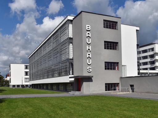 Blick auf das historische Bauhaus-Ensemble in Dessau (Sachsen-Anhalt), aufgenommen am 07.09.2015.