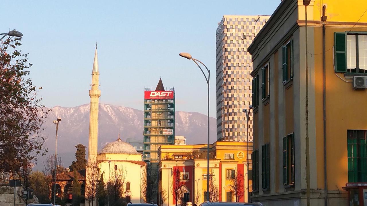 Tirana Altes neben Neuem: Et-hem-Bey-Moschee, Uhrturm, Rathaus, TID Tower Tirana Altes neben Neuem: Et-hem-Bey-Moschee, Uhrturm, Rathaus, TID Tower