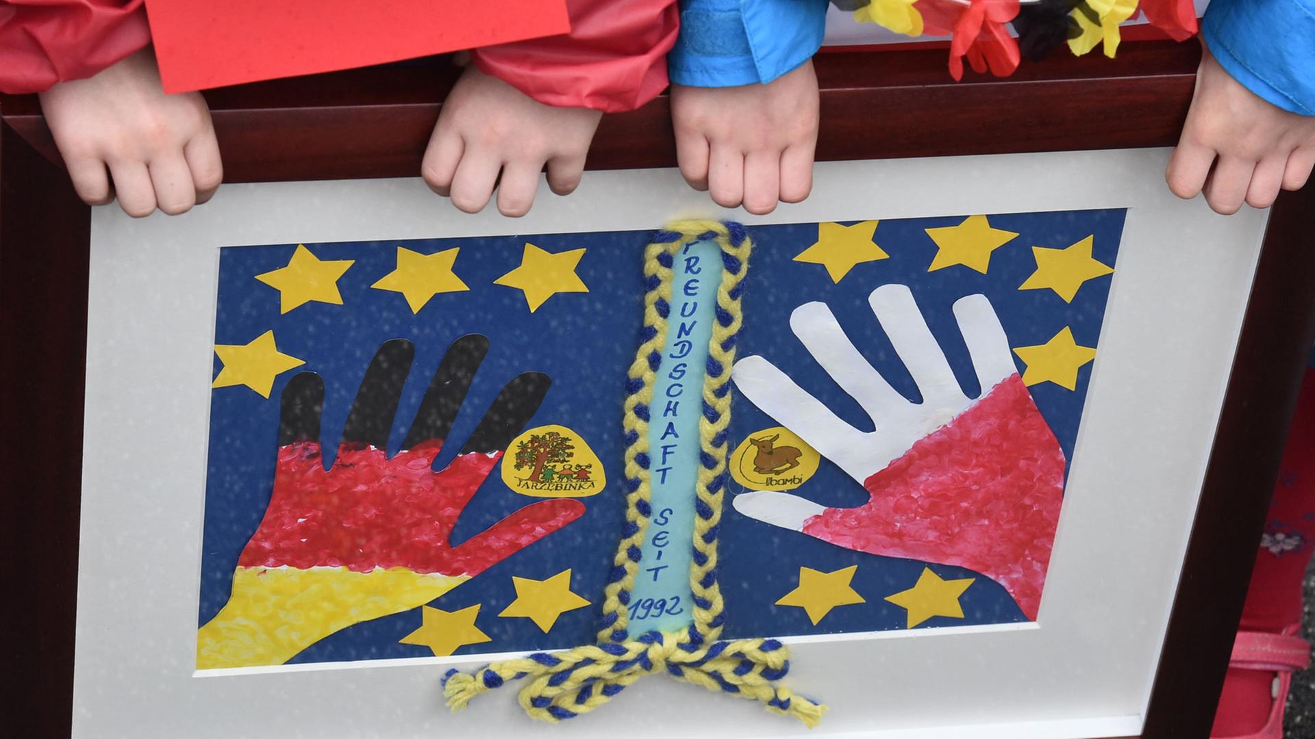 Anlässlich des Europafestes halten Kinder ein Bild mit Händen in den deutschen und polnischen Farben in Frankfurt an der Oder hoch. Anlässlich des Europafestes halten Kinder ein Bild mit Händen in den deutschen und polnischen Farben in Frankfurt an der Oder hoch.