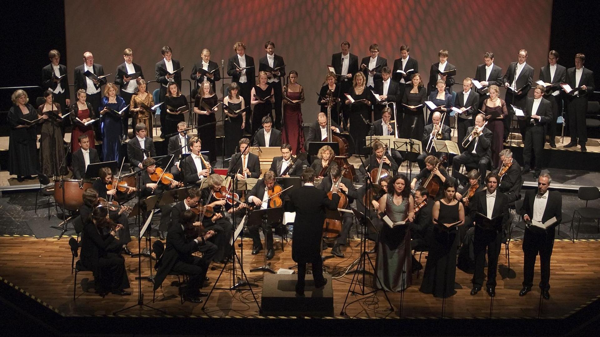 Chor und Orchester bei einem Konzert auf der Bühne. Chor und Orchester bei einem Konzert auf der Bühne.