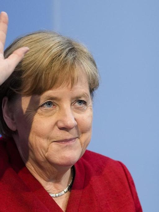 Bundeskanzlerin Angela Merkel winkt.