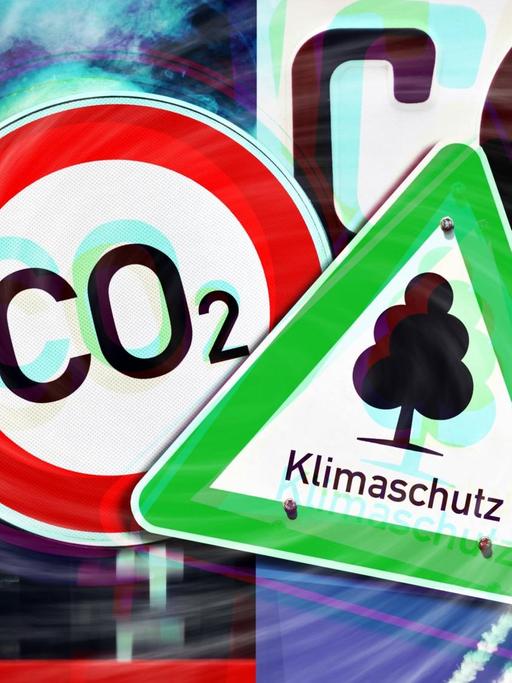 Schilder mit CO2- und Klimaschutz-Aufdrucken