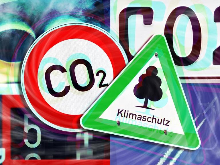 Schilder mit CO2- und Klimaschutz-Aufdrucken