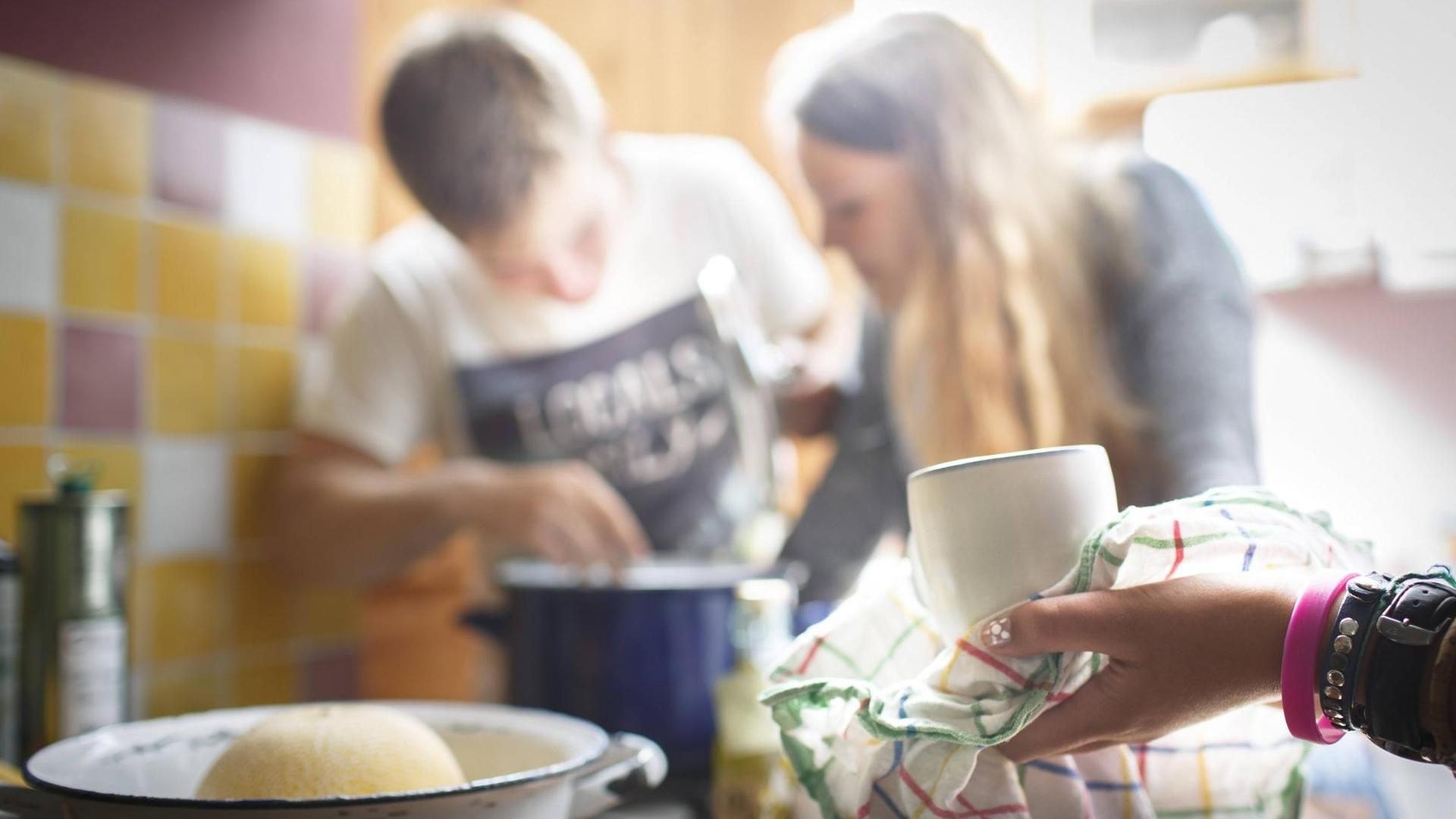 Drei Jugendliche kochen gemeinsam Drei Jugendliche kochen gemeinsam