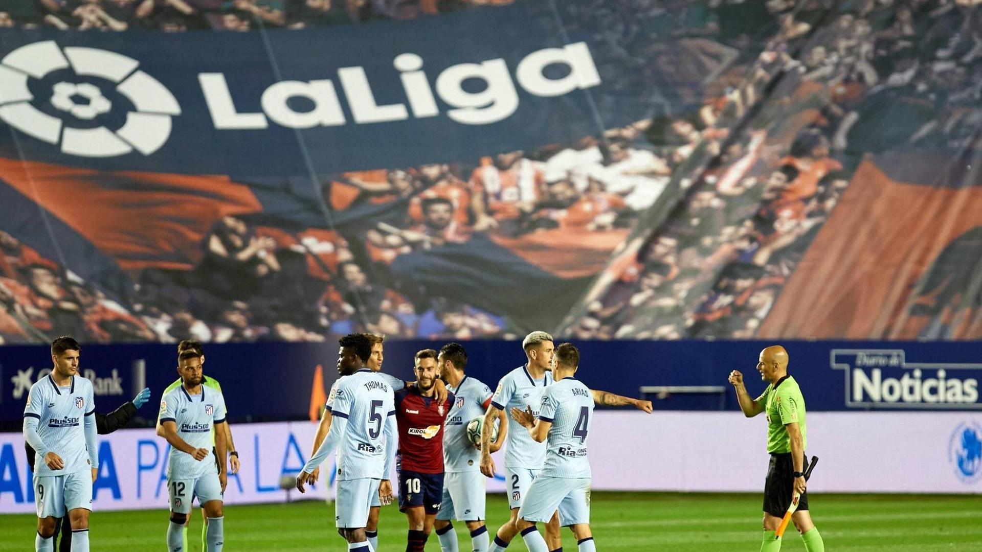 Animierte Zuschauerränge bei der Fernsehübertragung des "La Liga"-Spiels Osasuna vs Atletico de Madrid im El Sadar Stadion in Pamplona am 17. Juni 2020 Animierte Zuschauerränge bei der Fernsehübertragung des "La Liga"-Spiels Osasuna vs Atletico de Madrid im El Sadar Stadion in Pamplona am 17. Juni 2020